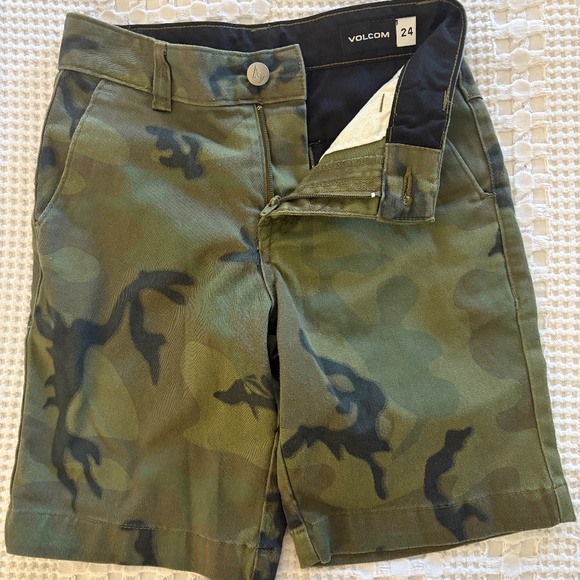 Volcom Boy's Camo Shorts Size 24 - Picture 1 of 3